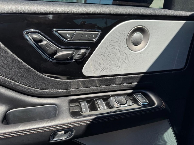 Lincoln Aviator Vehicle Full-screen Gallery Image 25