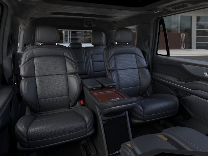 Lincoln Navigator Vehicle Full-screen Gallery Image 11