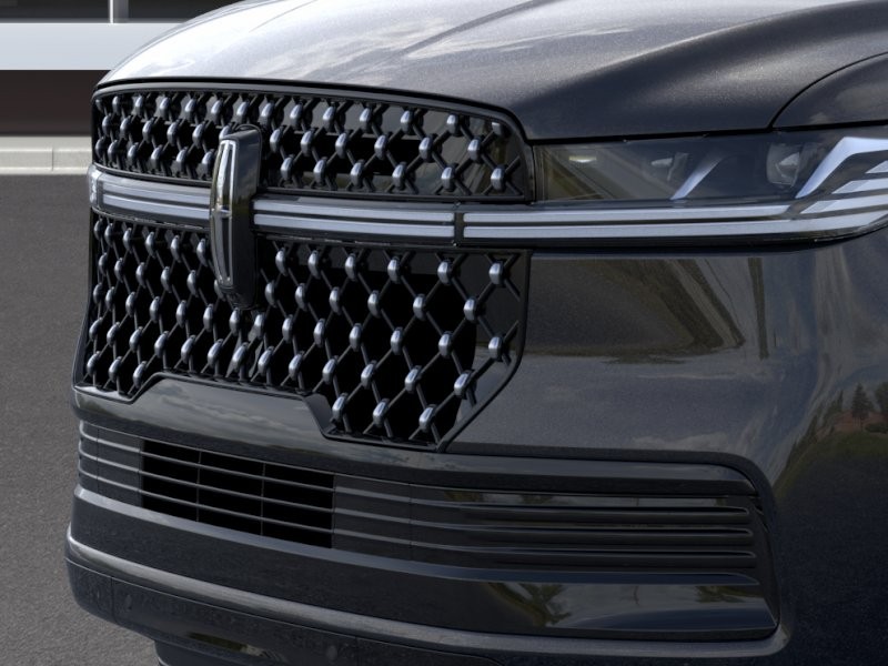 Lincoln Navigator Vehicle Full-screen Gallery Image 17