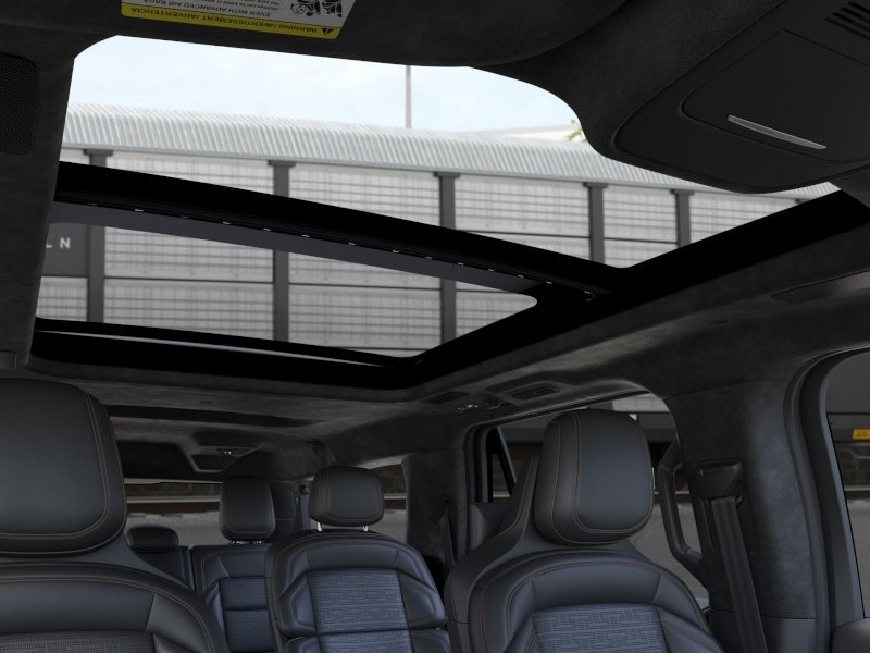 Lincoln Navigator L Vehicle Full-screen Gallery Image 22