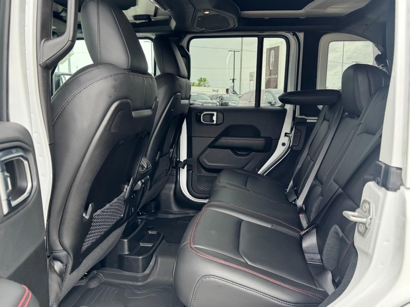 Jeep Wrangler Vehicle Full-screen Gallery Image 12