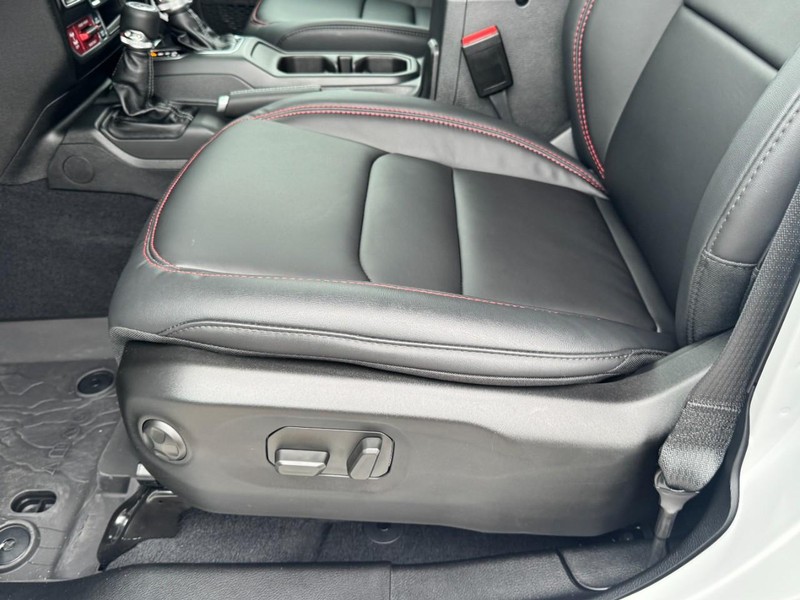Jeep Wrangler Vehicle Full-screen Gallery Image 26