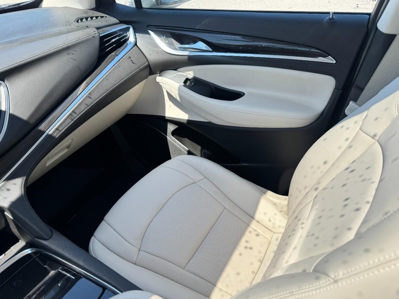 Buick Enclave Vehicle Full-screen Gallery Image 11