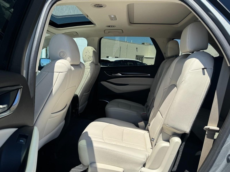 Buick Enclave Vehicle Full-screen Gallery Image 12