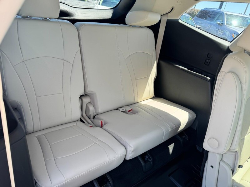 Buick Enclave Vehicle Full-screen Gallery Image 14