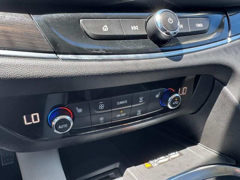Buick Enclave Vehicle Full-screen Gallery Image 17