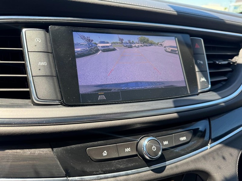 Buick Enclave Vehicle Full-screen Gallery Image 24