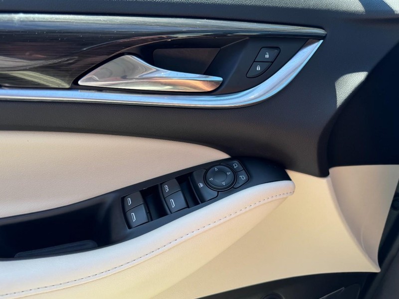 Buick Enclave Vehicle Full-screen Gallery Image 25