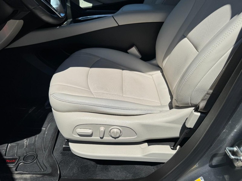 Buick Enclave Vehicle Full-screen Gallery Image 26