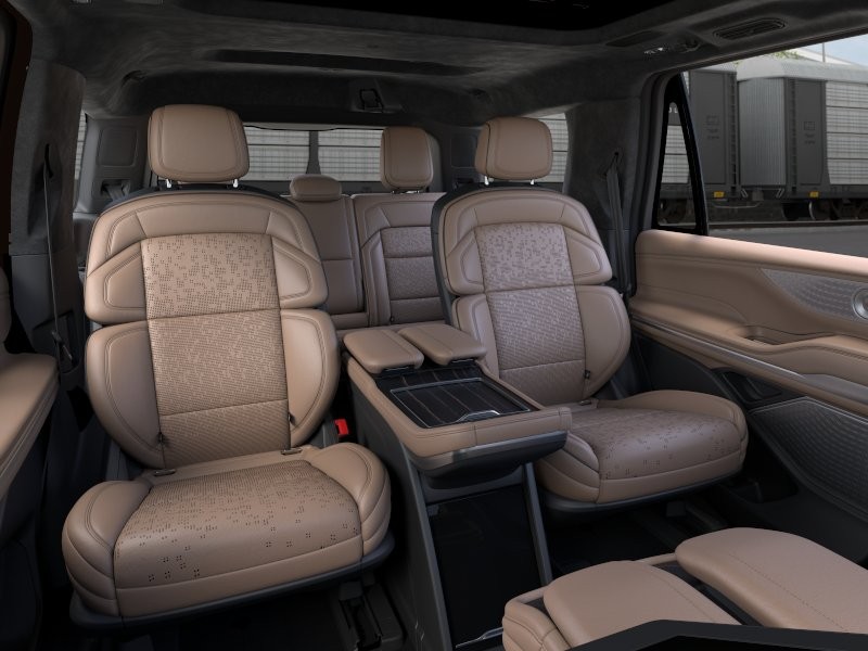 Lincoln Navigator Vehicle Full-screen Gallery Image 11