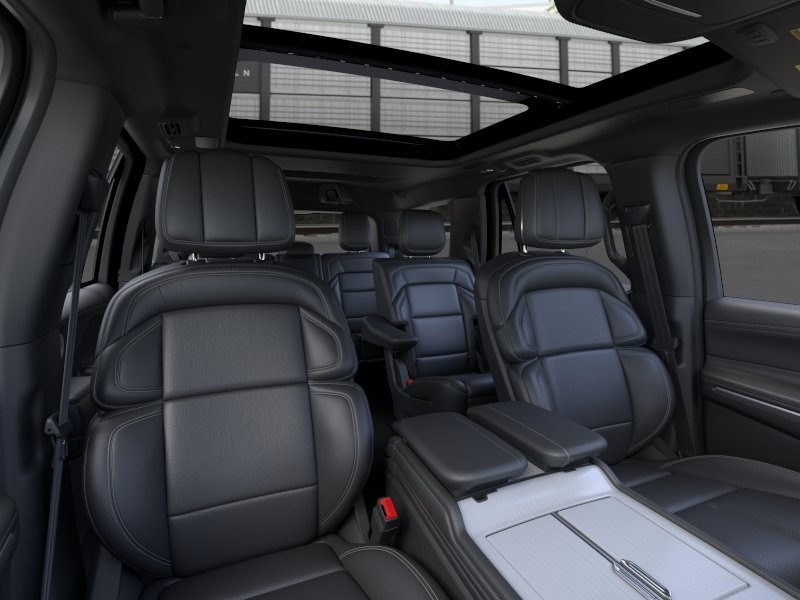 Lincoln Navigator Vehicle Full-screen Gallery Image 10