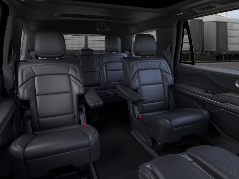 Lincoln Navigator Vehicle Full-screen Gallery Image 11