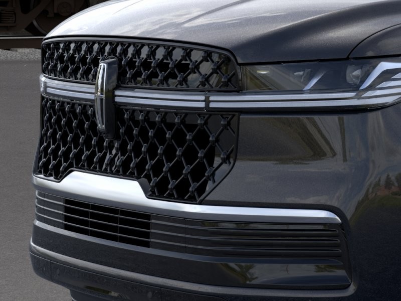 Lincoln Navigator Vehicle Full-screen Gallery Image 17