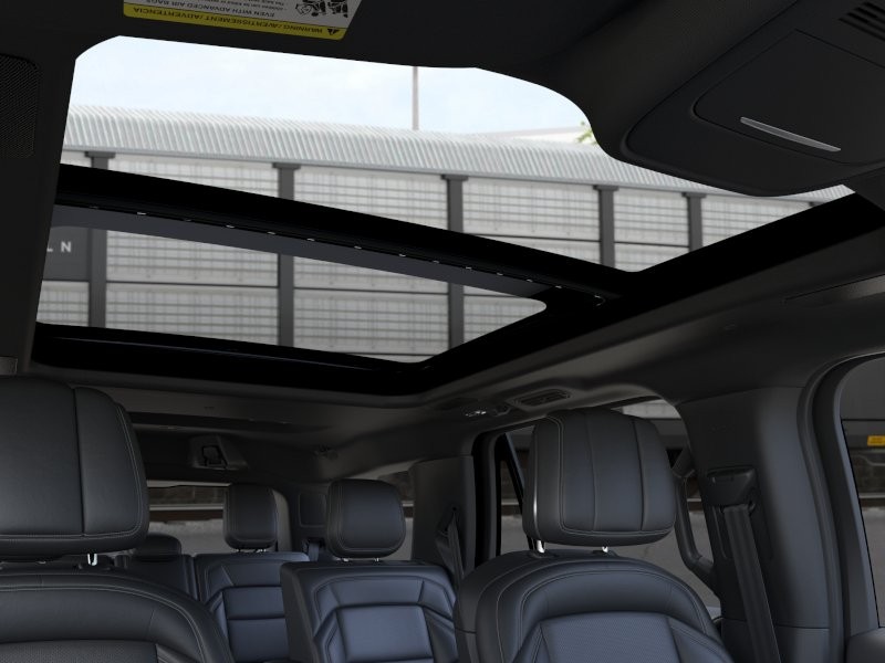 Lincoln Navigator Vehicle Full-screen Gallery Image 22