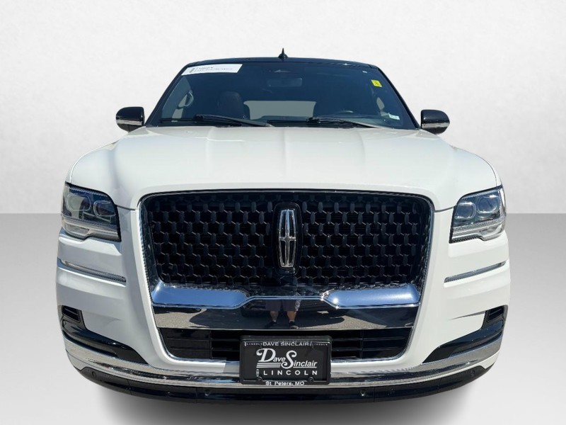 Lincoln Navigator Vehicle Full-screen Gallery Image 02