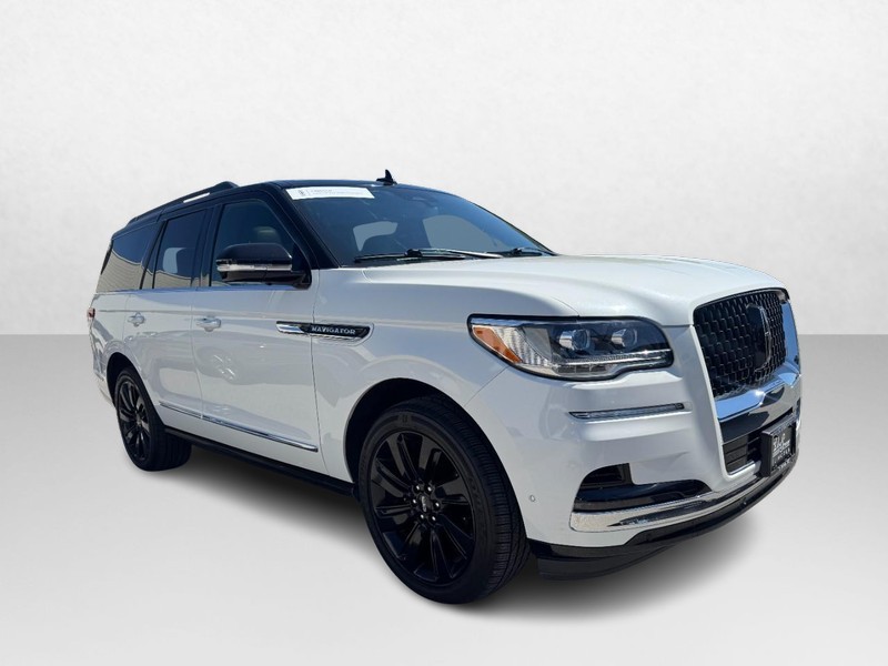Lincoln Navigator Vehicle Full-screen Gallery Image 03