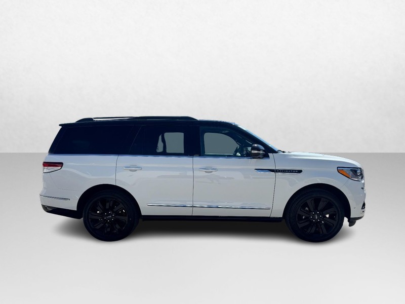 Lincoln Navigator Vehicle Full-screen Gallery Image 04
