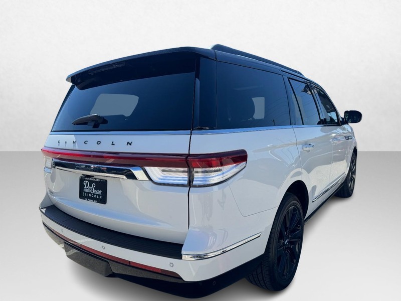 Lincoln Navigator Vehicle Full-screen Gallery Image 05