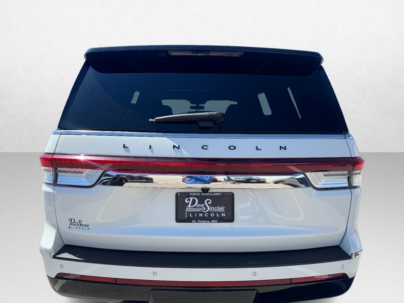 Lincoln Navigator Vehicle Full-screen Gallery Image 06