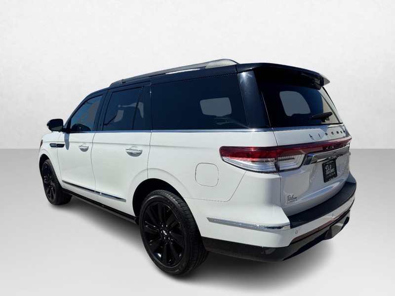 Lincoln Navigator Vehicle Full-screen Gallery Image 07