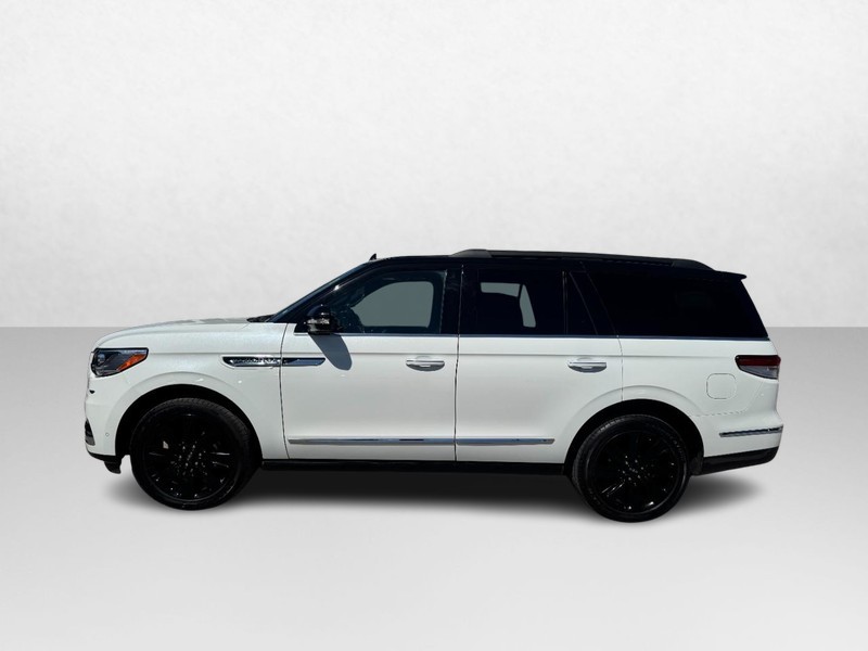 Lincoln Navigator Vehicle Full-screen Gallery Image 08