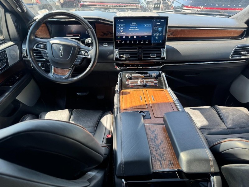 Lincoln Navigator Vehicle Full-screen Gallery Image 09