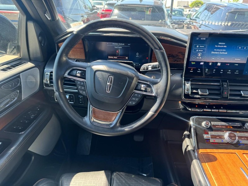 Lincoln Navigator Vehicle Full-screen Gallery Image 10