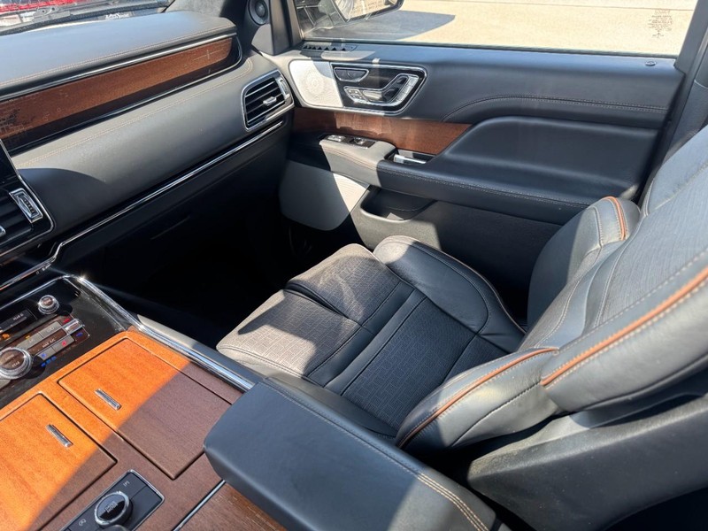 Lincoln Navigator Vehicle Full-screen Gallery Image 11