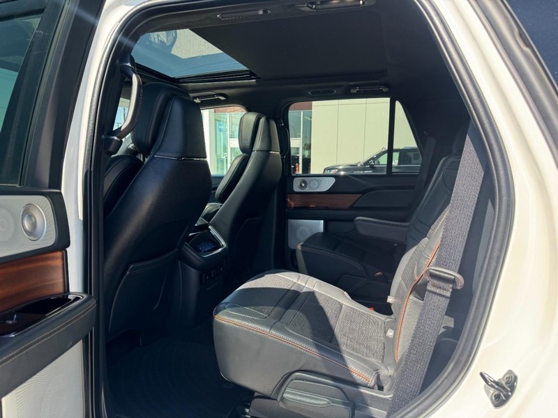 Lincoln Navigator Vehicle Full-screen Gallery Image 12