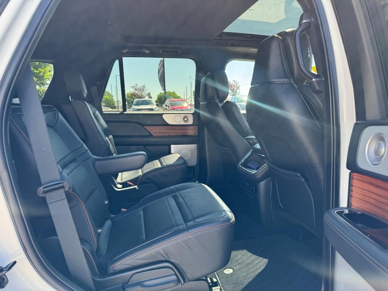 Lincoln Navigator Vehicle Full-screen Gallery Image 13