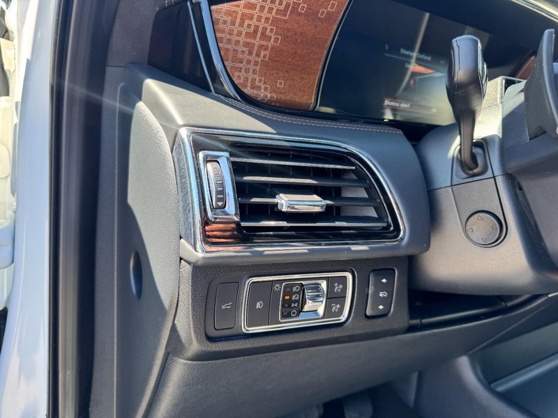 Lincoln Navigator Vehicle Full-screen Gallery Image 14