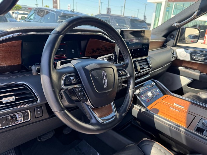 Lincoln Navigator Vehicle Full-screen Gallery Image 15