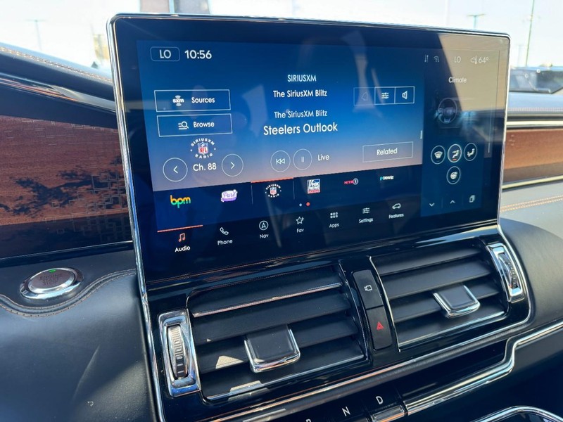 Lincoln Navigator Vehicle Full-screen Gallery Image 16