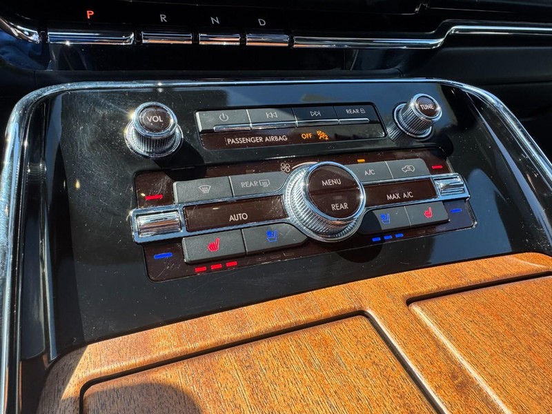 Lincoln Navigator Vehicle Full-screen Gallery Image 17
