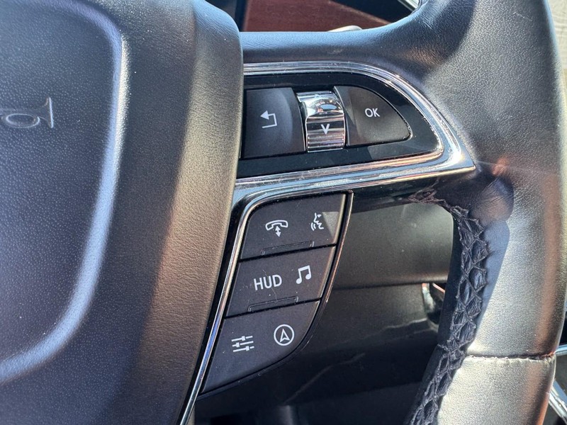 Lincoln Navigator Vehicle Full-screen Gallery Image 19