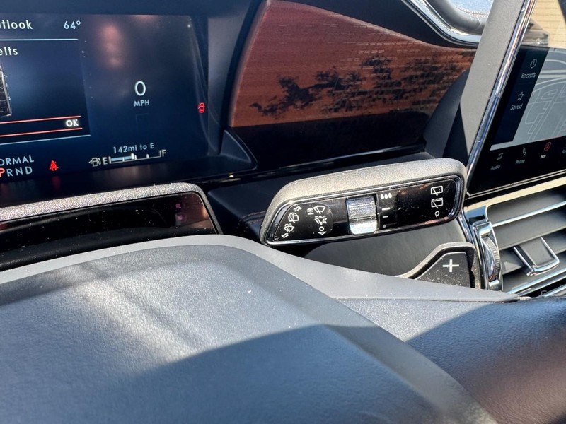 Lincoln Navigator Vehicle Full-screen Gallery Image 21