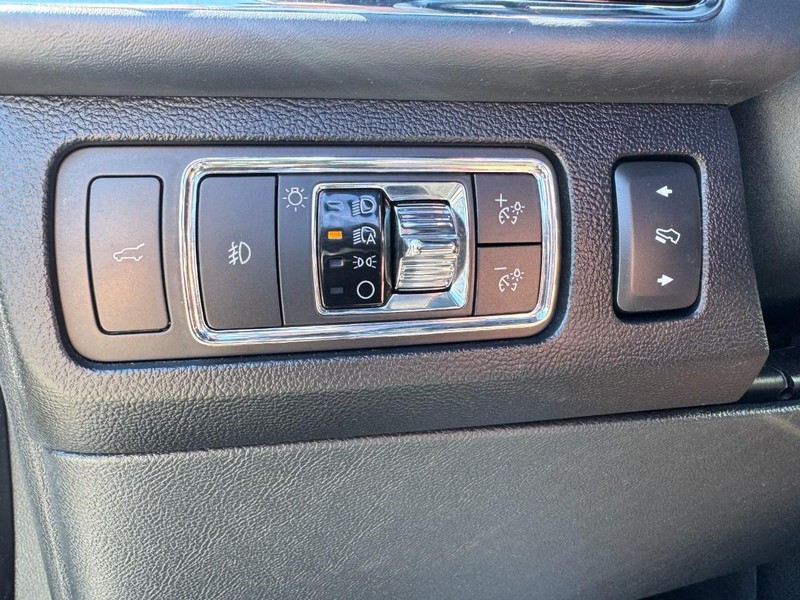 Lincoln Navigator Vehicle Full-screen Gallery Image 22
