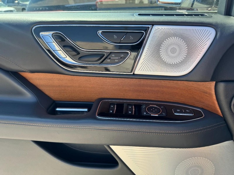 Lincoln Navigator Vehicle Full-screen Gallery Image 25