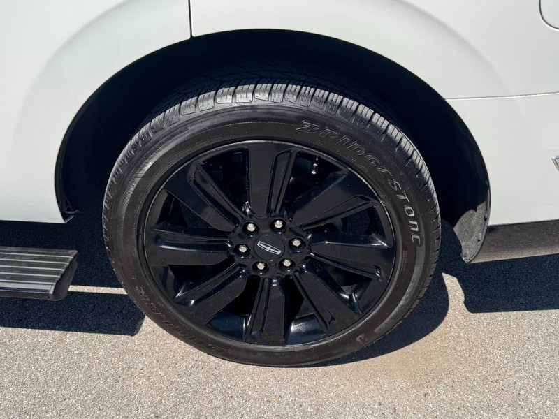 Lincoln Navigator Vehicle Full-screen Gallery Image 27