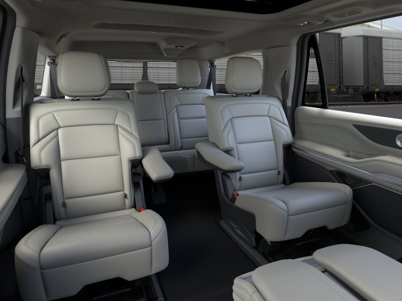 Lincoln Navigator L Vehicle Full-screen Gallery Image 11