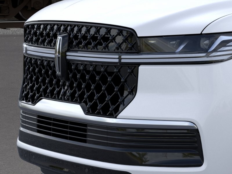 Lincoln Navigator L Vehicle Full-screen Gallery Image 17
