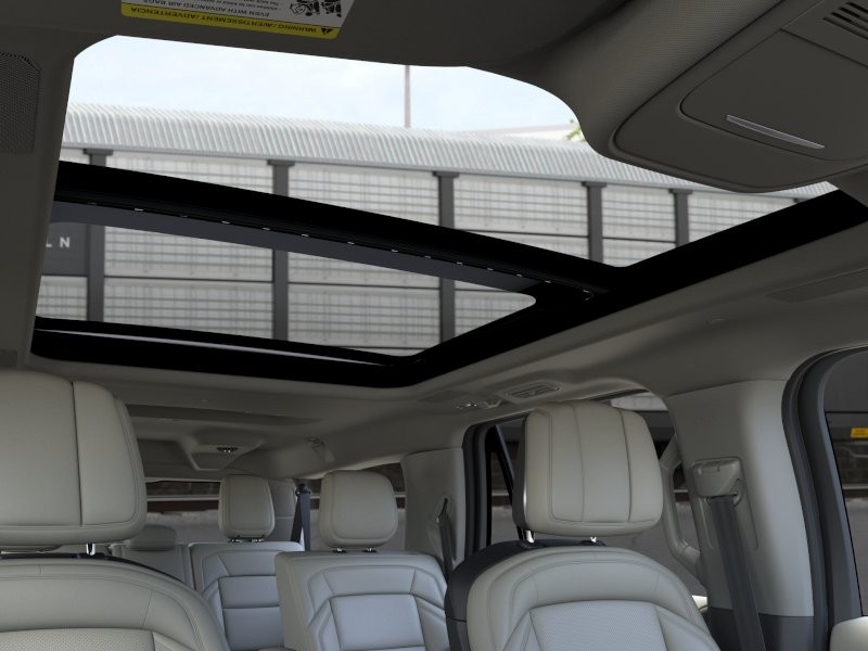 Lincoln Navigator L Vehicle Full-screen Gallery Image 22