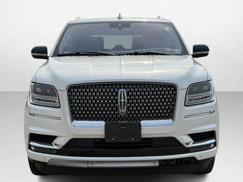Lincoln Navigator L Vehicle Full-screen Gallery Image 02
