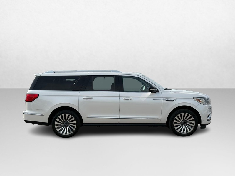 Lincoln Navigator L Vehicle Full-screen Gallery Image 04