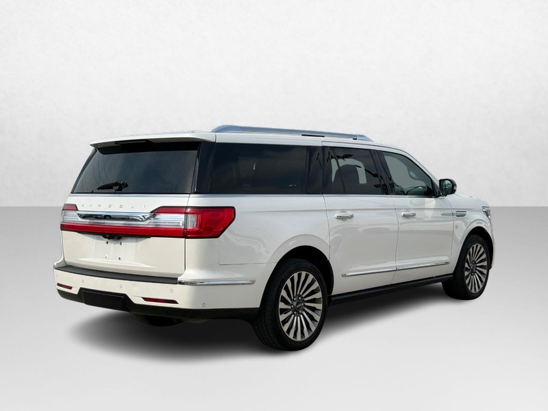 Lincoln Navigator L Vehicle Full-screen Gallery Image 05