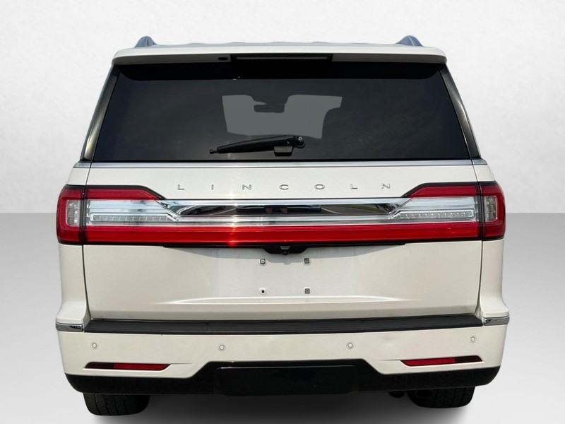 Lincoln Navigator L Vehicle Full-screen Gallery Image 06