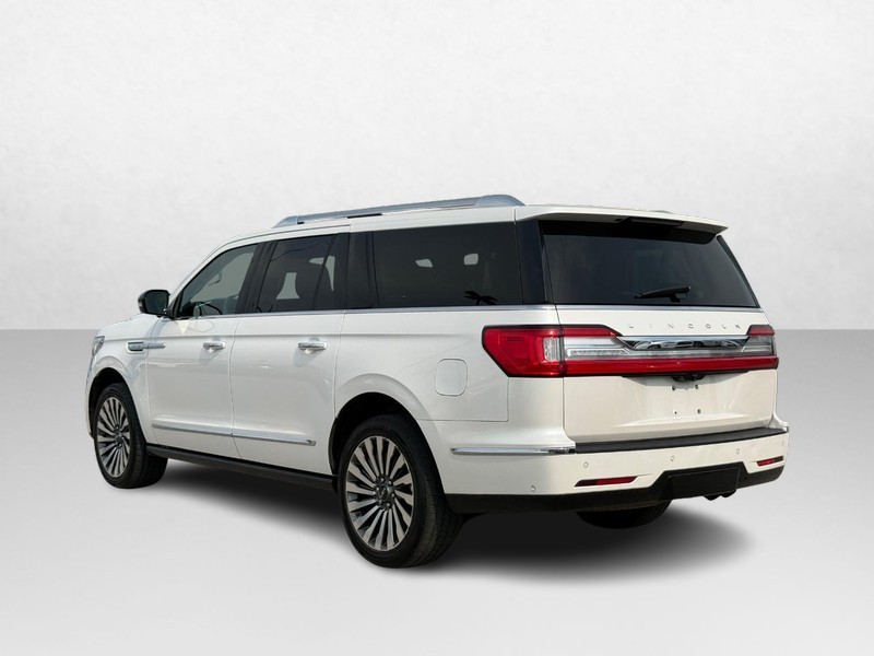 Lincoln Navigator L Vehicle Full-screen Gallery Image 07