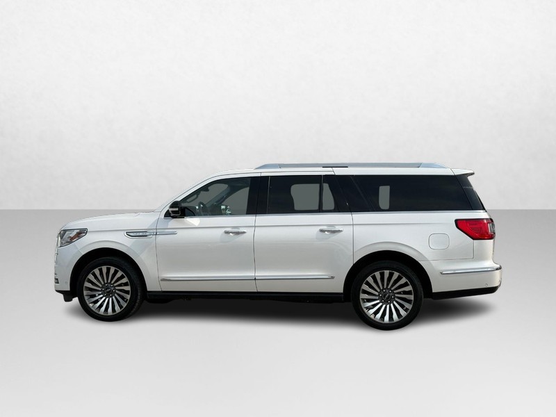 Lincoln Navigator L Vehicle Full-screen Gallery Image 08