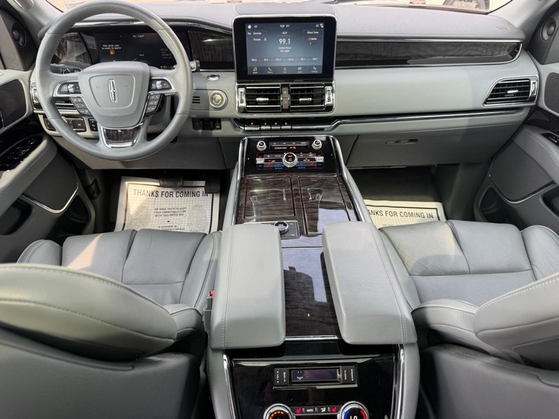 Lincoln Navigator L Vehicle Full-screen Gallery Image 09