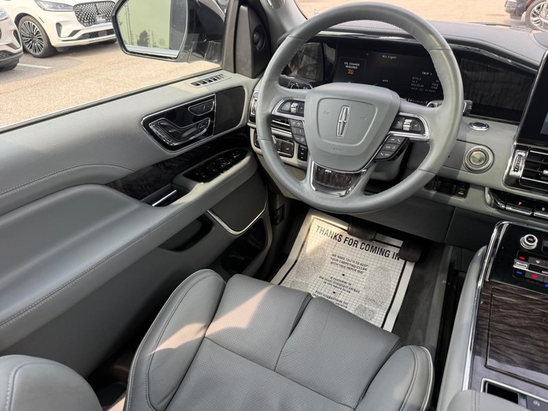 Lincoln Navigator L Vehicle Full-screen Gallery Image 10